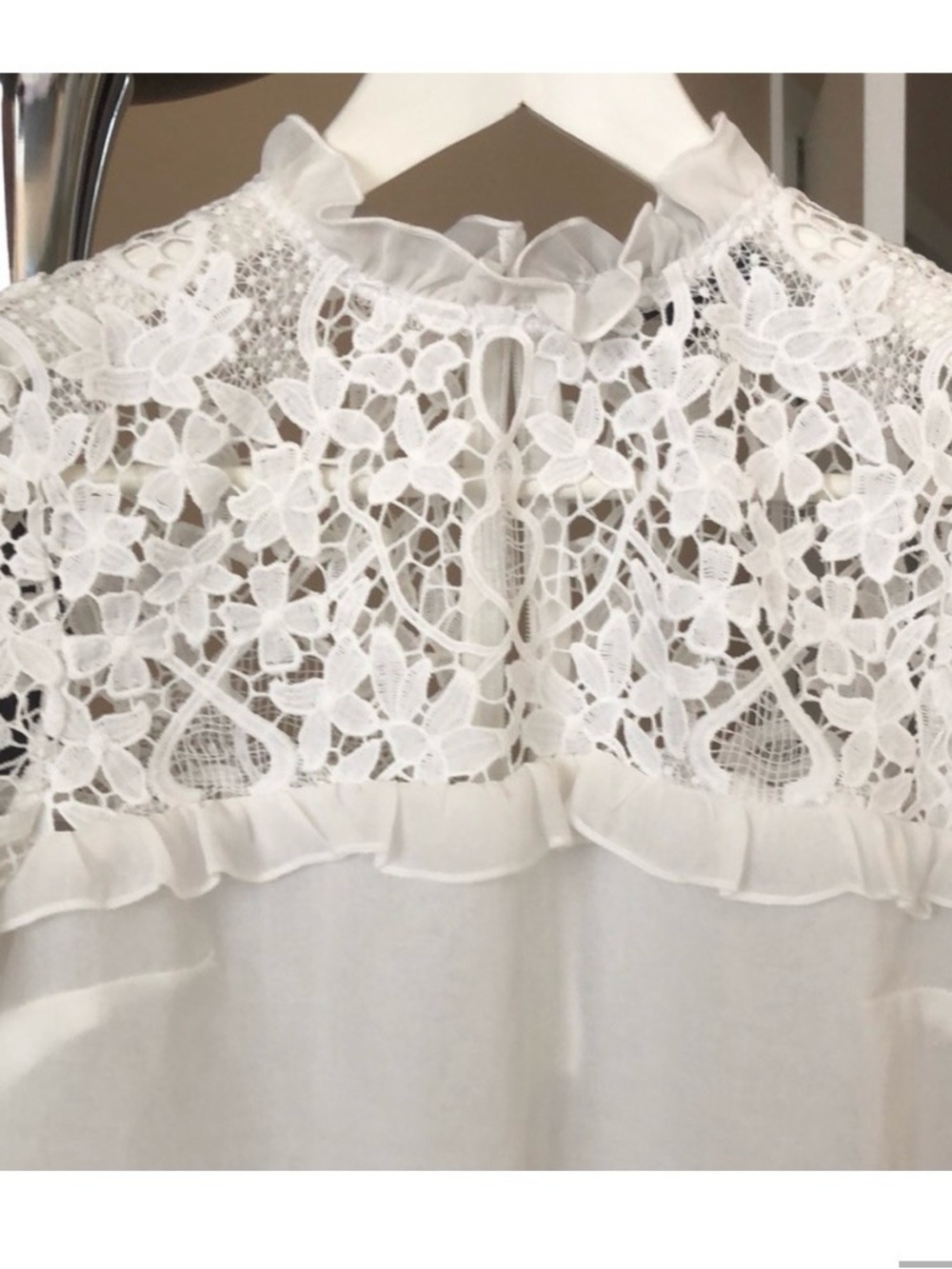 Like New Lipsy London White Floral Lace Blouse 🕊